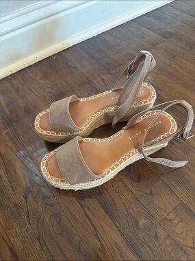 Women’s Taupe Espadrille Platform Sandals great condition